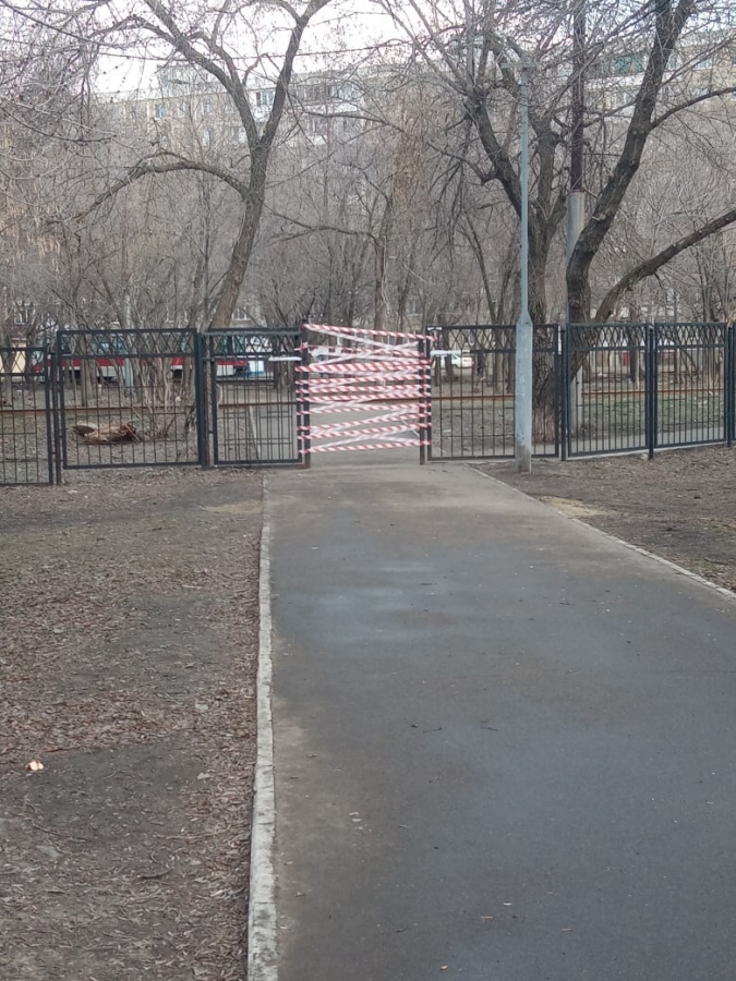 Полицейские накажут родителей за прогулки детей на игровых площадках