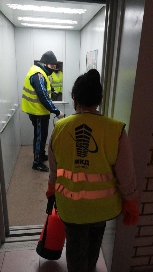 В Саратове УК проводят дезинфекцию домов не вызывающими аллергию средствами