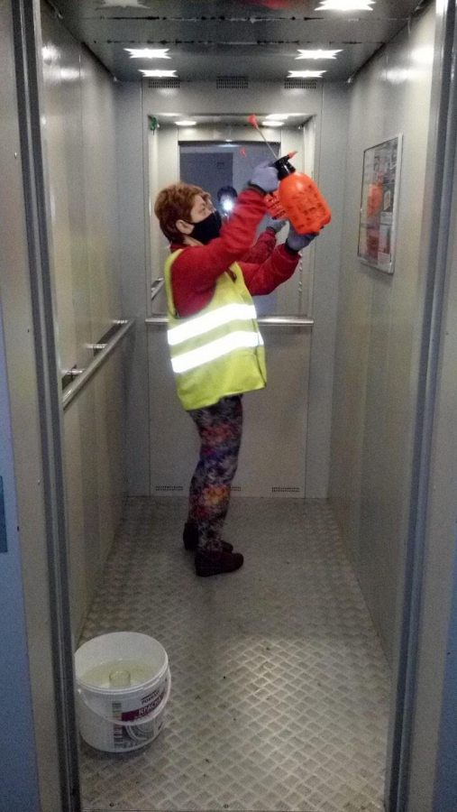 В Саратове УК проводят дезинфекцию домов не вызывающими аллергию средствами