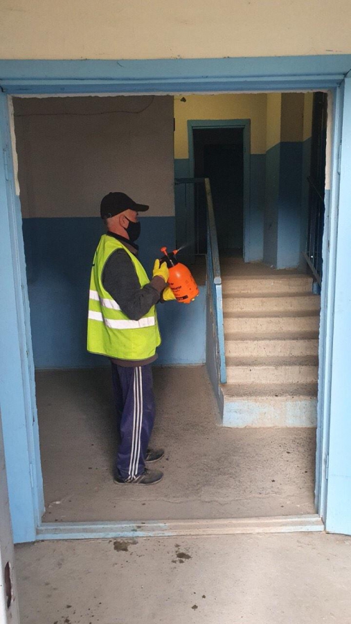 В Саратове УК проводят дезинфекцию домов не вызывающими аллергию средствами