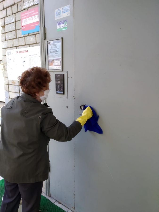 В Саратове УК проводят дезинфекцию домов не вызывающими аллергию средствами