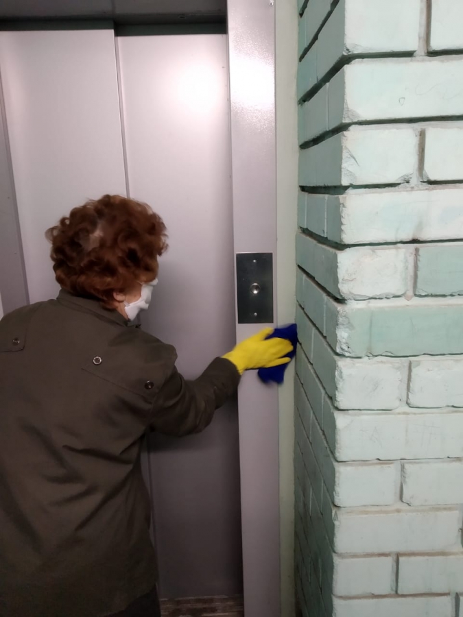 В Саратове УК проводят дезинфекцию домов не вызывающими аллергию средствами