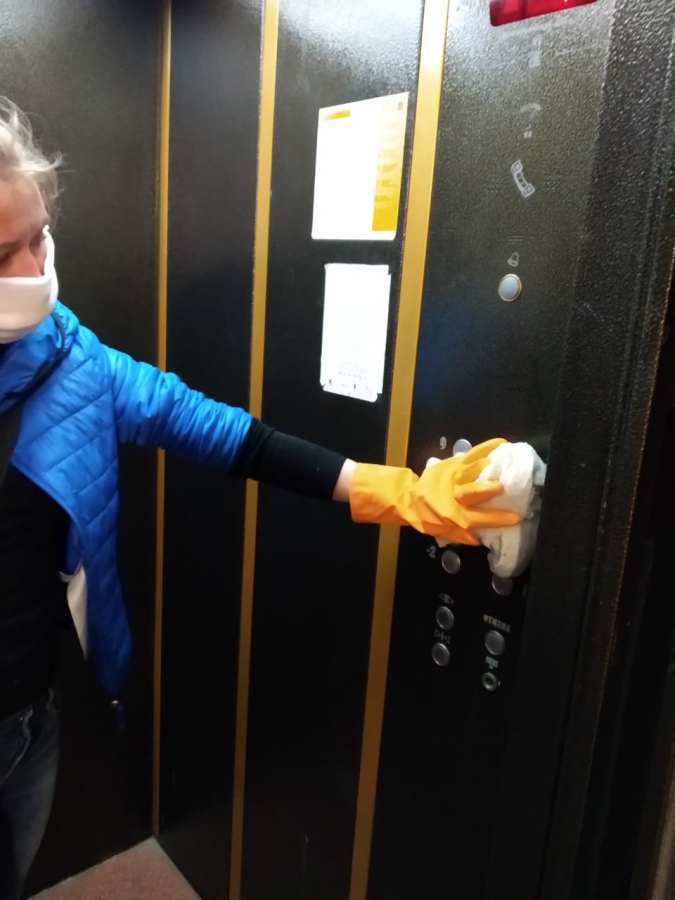 В Саратове УК проводят дезинфекцию домов не вызывающими аллергию средствами