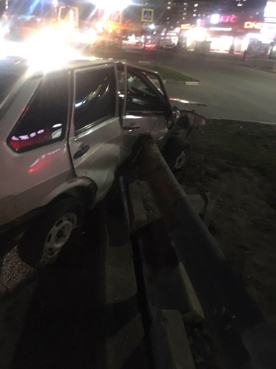 Молодой водитель разбил девятку об отбойник и попал в больницу
