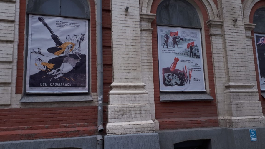 Коронавирус. Саратовский музей выставил в окнах военные плакаты