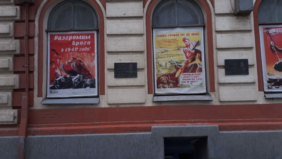 Коронавирус. Саратовский музей выставил в окнах военные плакаты