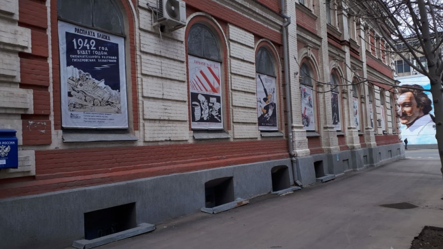 Коронавирус. Саратовский музей выставил в окнах военные плакаты