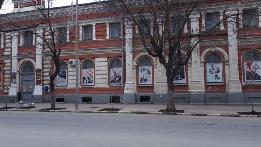 Коронавирус. Саратовский музей выставил в окнах военные плакаты