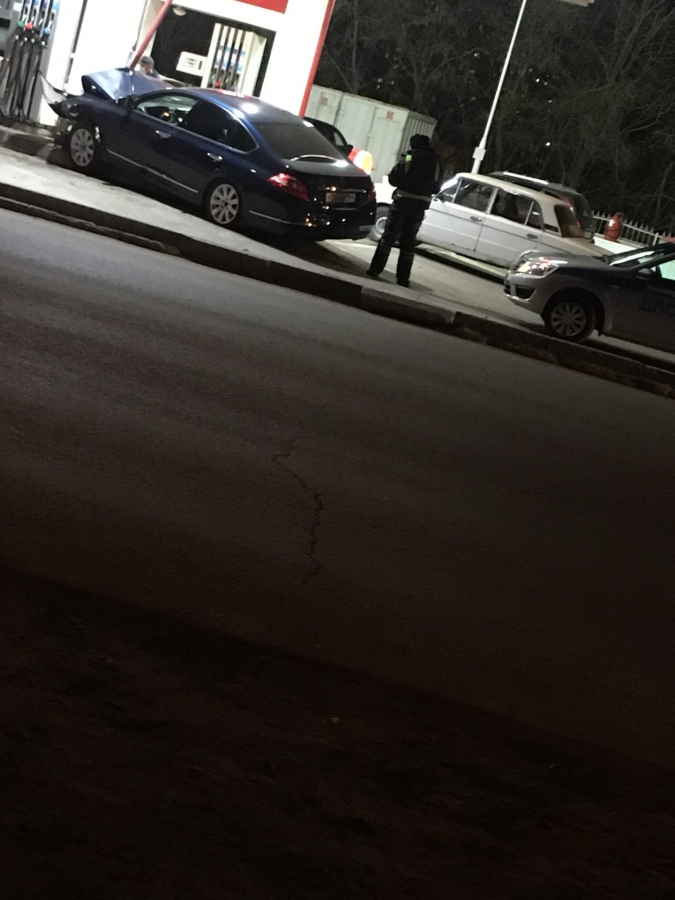 В Энгельсе «Ниссан» протаранил опору с бензоколонкой АЗС