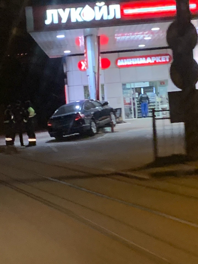 В Энгельсе «Ниссан» протаранил опору с бензоколонкой АЗС