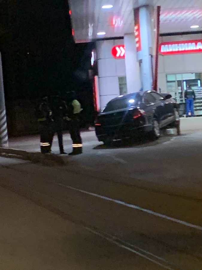 В Энгельсе «Ниссан» протаранил опору с бензоколонкой АЗС