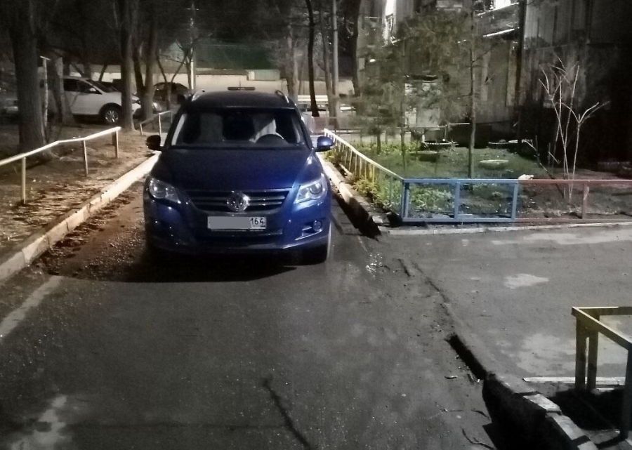 Во дворе на Тульской водитель «Тигуана» наехал на пешехода