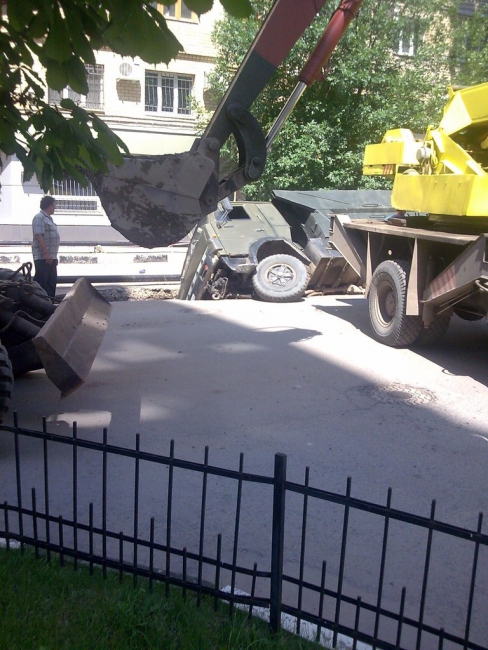 В центре Саратова «КамАЗ» провалился в траншею