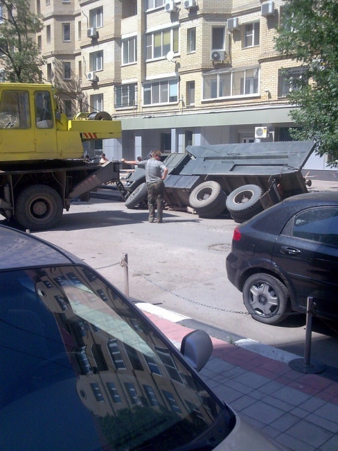 В центре Саратова «КамАЗ» провалился в траншею