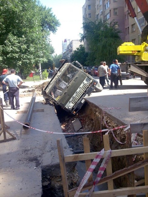 В центре Саратова «КамАЗ» провалился в траншею