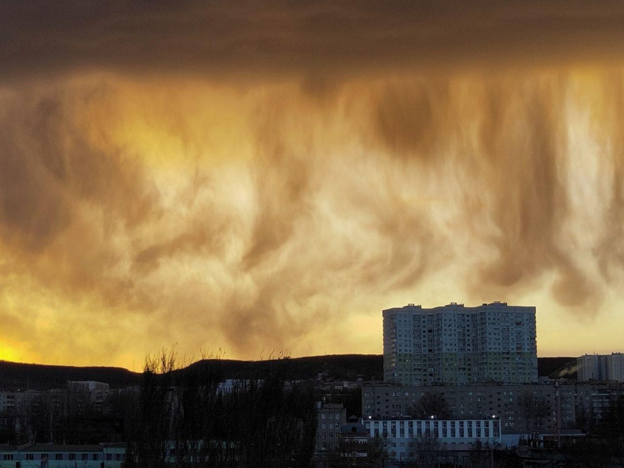 В куче не страшны тучи. Пугающие облака над Екатеринбургом. Необычные облака в Кемеровской области и пугающие. Страшные облака в Алтайском крае 2018. Облако над Саратовом сегодня.