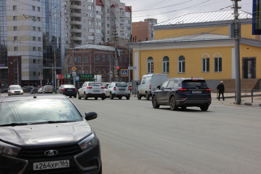 Часть саратовцев не слышала про пропускной режим и не верит в коронавирус