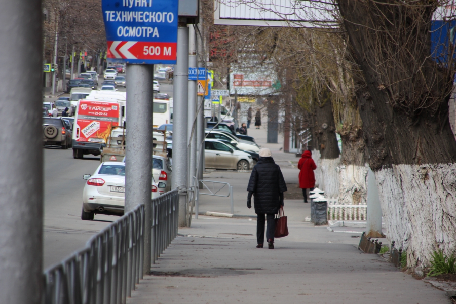 Часть саратовцев не слышала про пропускной режим и не верит в коронавирус