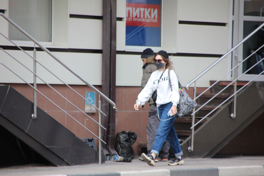 Часть саратовцев не слышала про пропускной режим и не верит в коронавирус