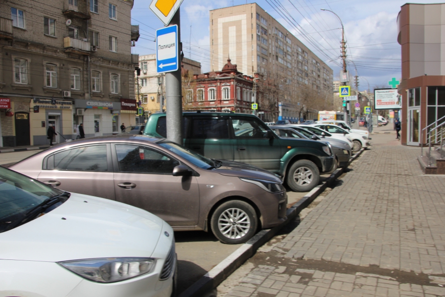 Часть саратовцев не слышала про пропускной режим и не верит в коронавирус