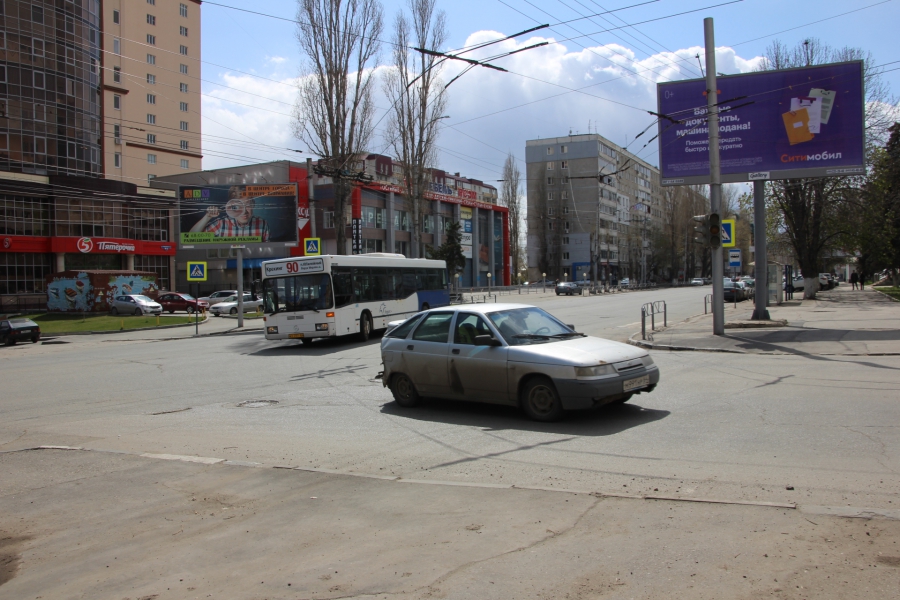 Часть саратовцев не слышала про пропускной режим и не верит в коронавирус
