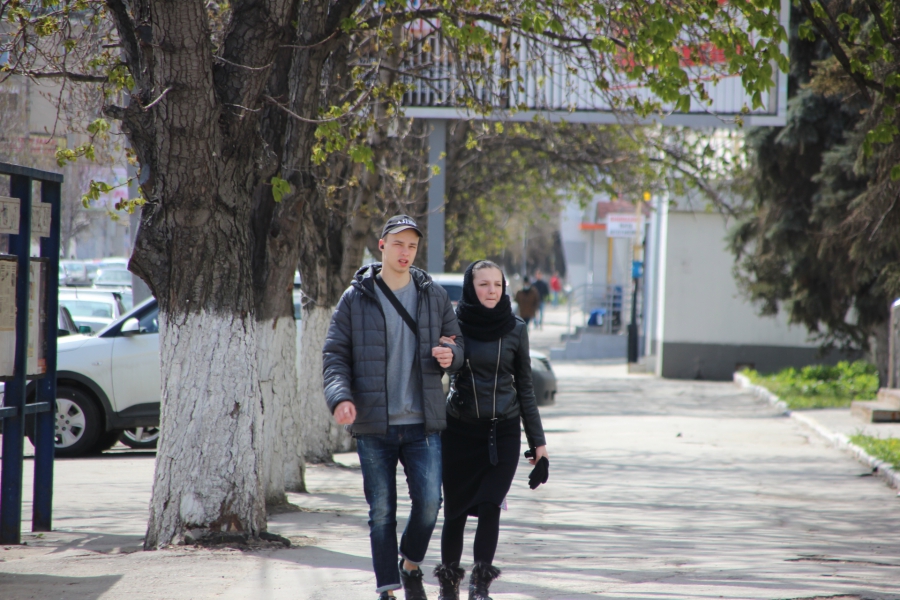 Часть саратовцев не слышала про пропускной режим и не верит в коронавирус