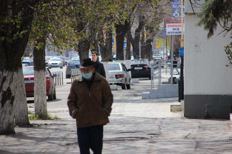 Часть саратовцев не слышала про пропускной режим и не верит в коронавирус