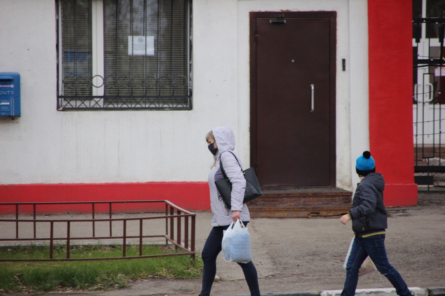 Часть саратовцев не слышала про пропускной режим и не верит в коронавирус