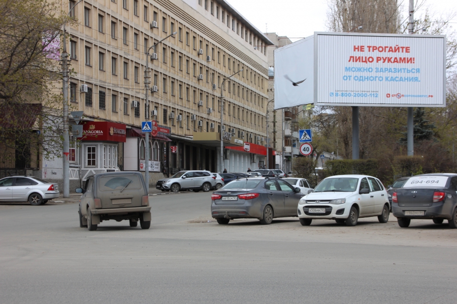 Часть саратовцев не слышала про пропускной режим и не верит в коронавирус