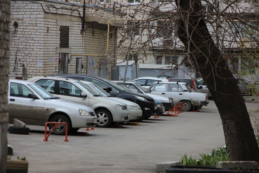 Часть саратовцев не слышала про пропускной режим и не верит в коронавирус