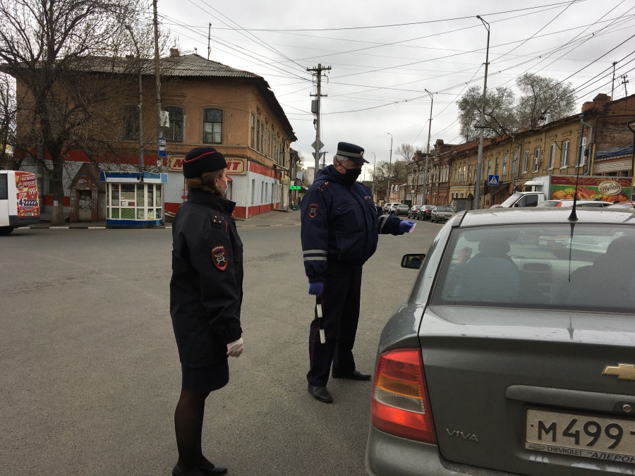 В Саратове полицейские раздавали автомобилистам и пешеходам маски от коронавируса