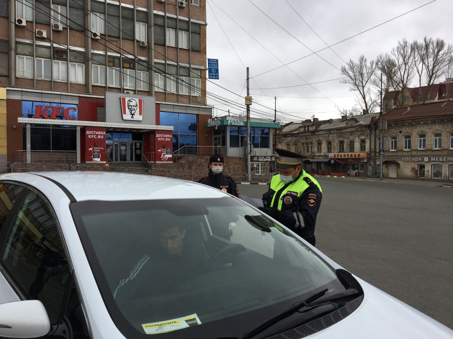 В Саратове полицейские раздавали автомобилистам и пешеходам маски от коронавируса