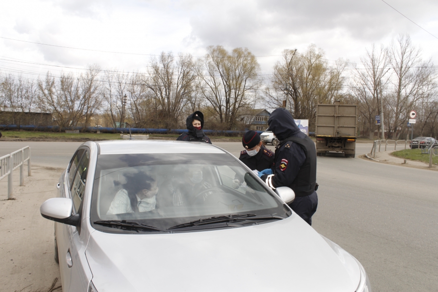 В Саратове полицейские раздавали автомобилистам и пешеходам маски от коронавируса