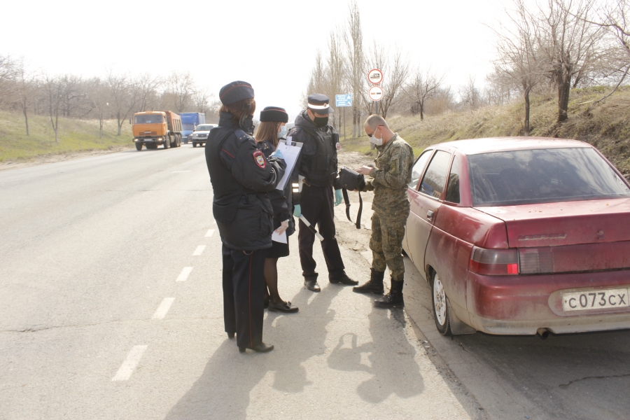 В Саратове полицейские раздавали автомобилистам и пешеходам маски от коронавируса