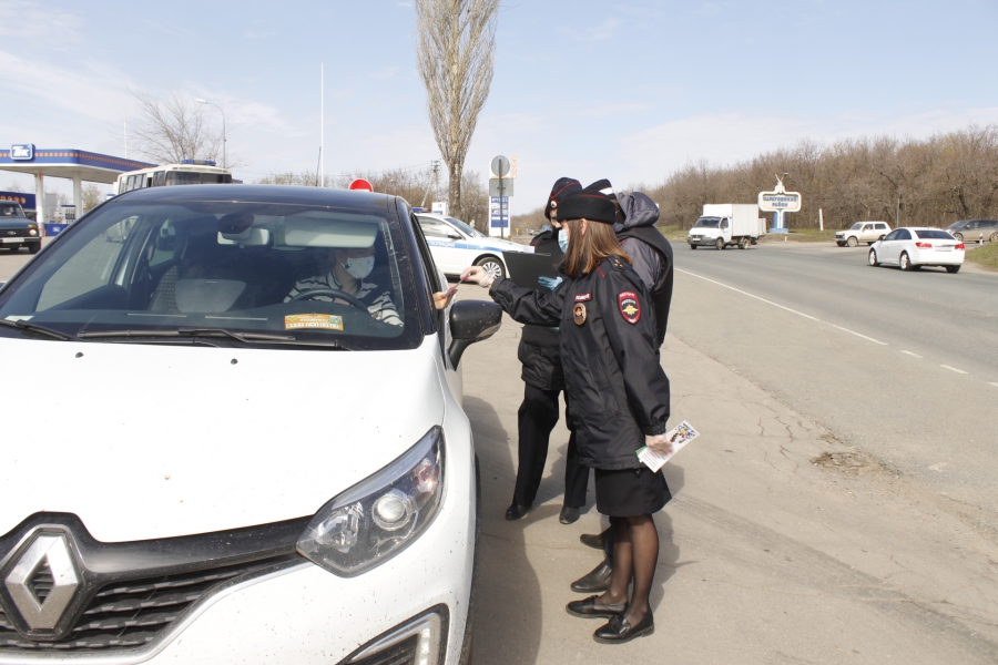 В Саратове полицейские раздавали автомобилистам и пешеходам маски от коронавируса