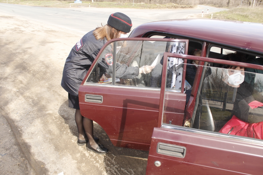 В Саратове полицейские раздавали автомобилистам и пешеходам маски от коронавируса