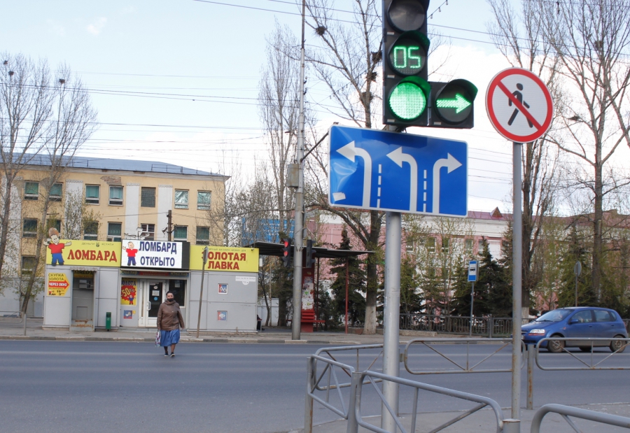 В Саратове полицейские раздавали автомобилистам и пешеходам маски от коронавируса