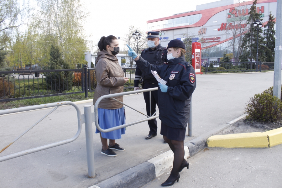 В Саратове полицейские раздавали автомобилистам и пешеходам маски от коронавируса