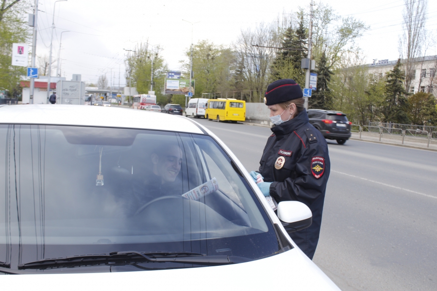 В Саратове полицейские раздавали автомобилистам и пешеходам маски от коронавируса