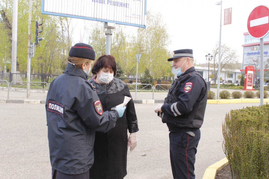 В Саратове полицейские раздавали автомобилистам и пешеходам маски от коронавируса