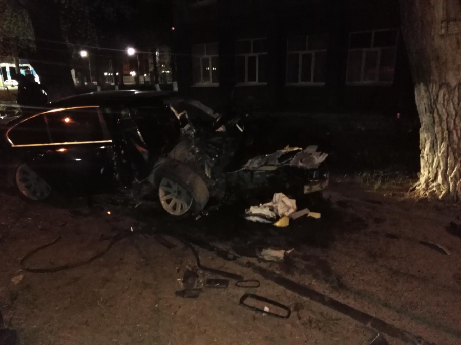 «БМВ» 7-й серии протаранил фонарь возле детского сада. Пострадали трое