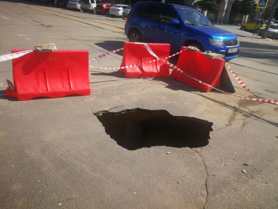 Коммунальное ЧП в центре Саратова: машина провалилась в яму с кипятком