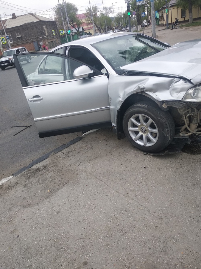 Водитель «Мерседеса» получил травмы в столкновении с «Фольксвагеном»