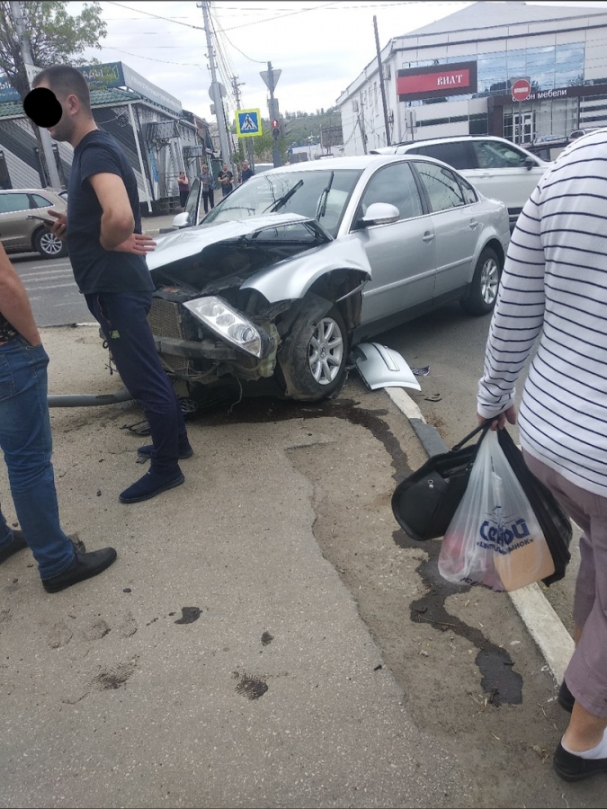 Водитель «Мерседеса» получил травмы в столкновении с «Фольксвагеном»