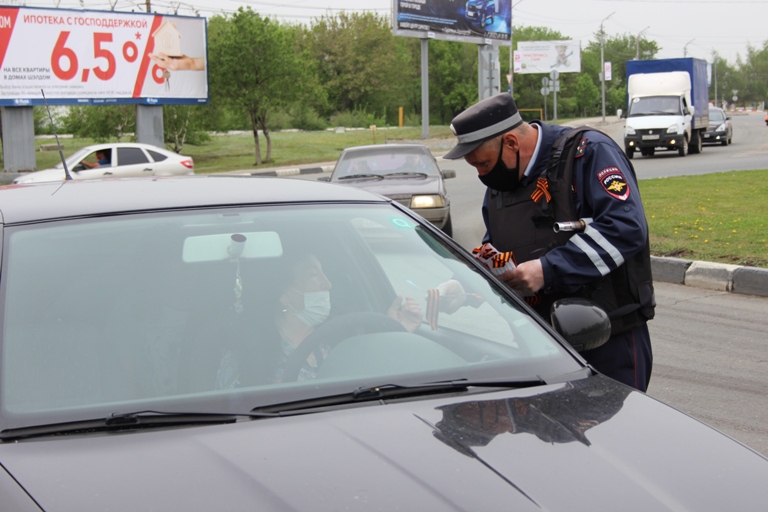 Инспекторы напомнили водителям о необходимости носить маски и вручили георгиевские ленты