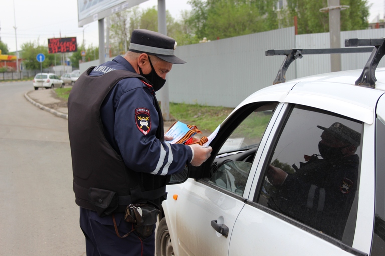 Инспекторы напомнили водителям о необходимости носить маски и вручили георгиевские ленты