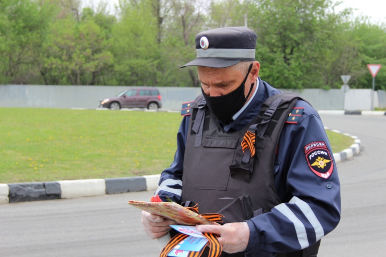 Инспекторы напомнили водителям о необходимости носить маски и вручили георгиевские ленты