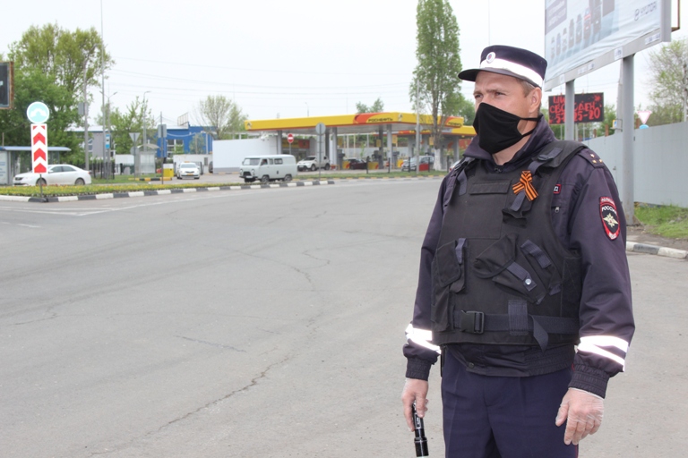 Инспекторы напомнили водителям о необходимости носить маски и вручили георгиевские ленты