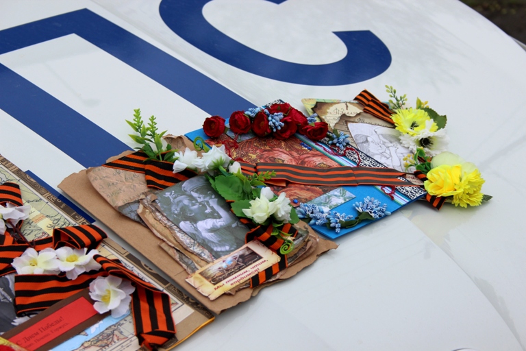 Инспекторы напомнили водителям о необходимости носить маски и вручили георгиевские ленты