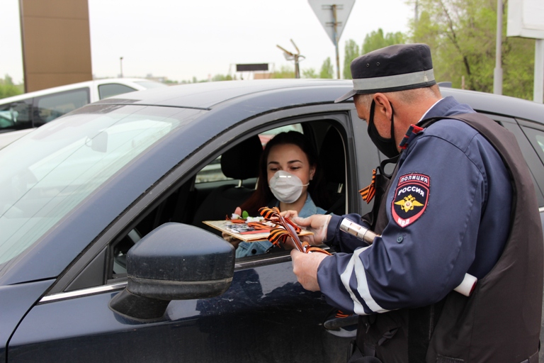 Инспекторы напомнили водителям о необходимости носить маски и вручили георгиевские ленты